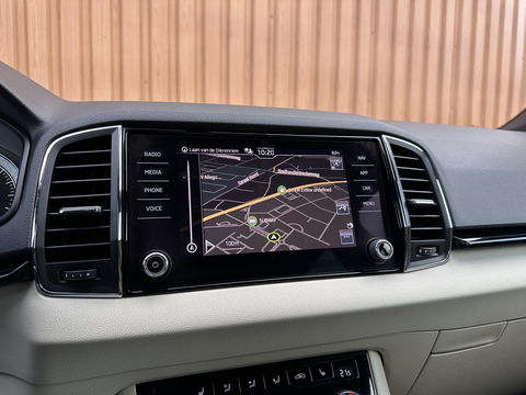 Škoda Karoq 1.5 TSI ACT Style | Stuurwielverwarming | Stoelverwarming | Elektrische Trekhaak | Adaptieve Cruise Control | Achterbank Verwarming | Apple Carplay | Android Auto | Navigatie | DAB |