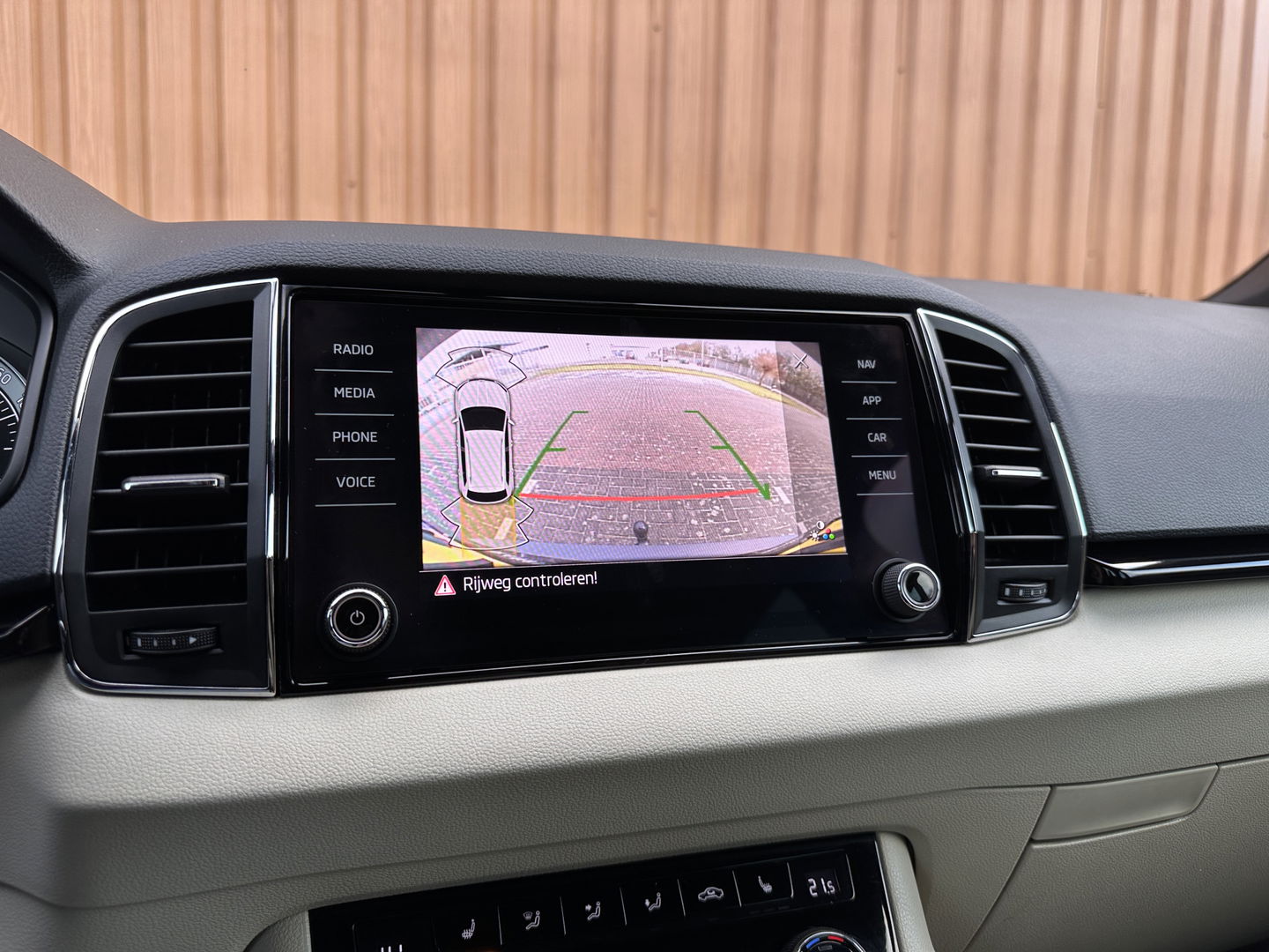 Škoda Karoq 1.5 TSI ACT Style | Stuurwielverwarming | Stoelverwarming | Elektrische Trekhaak | Adaptieve Cruise Control | Achterbank Verwarming | Apple Carplay | Android Auto | Navigatie | DAB |