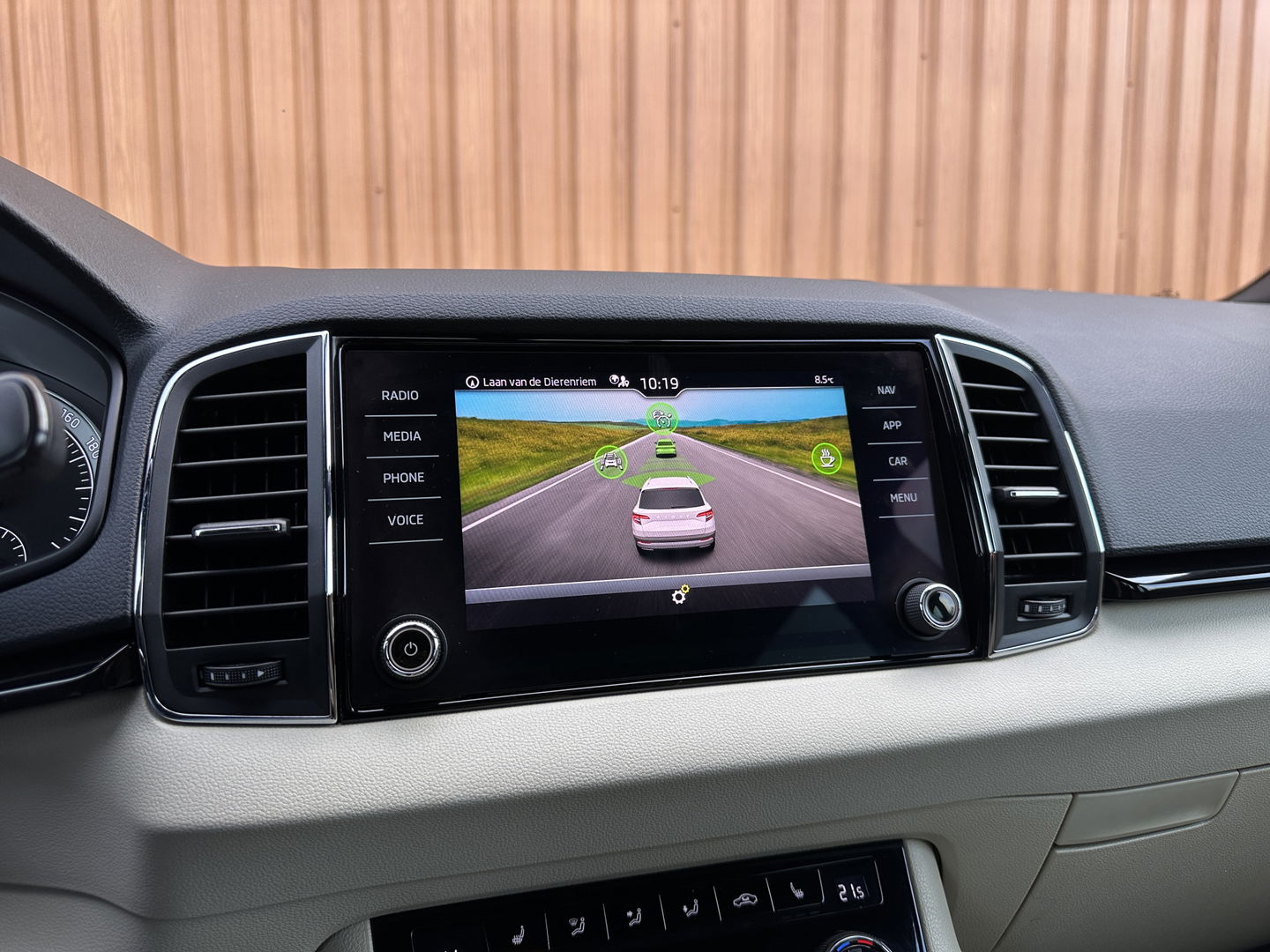 Škoda Karoq 1.5 TSI ACT Style | Stuurwielverwarming | Stoelverwarming | Elektrische Trekhaak | Adaptieve Cruise Control | Achterbank Verwarming | Apple Carplay | Android Auto | Navigatie | DAB |