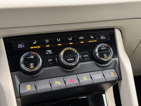 Škoda Karoq 1.5 TSI ACT Style | Stuurwielverwarming | Stoelverwarming | Elektrische Trekhaak | Adaptieve Cruise Control | Achterbank Verwarming | Apple Carplay | Android Auto | Navigatie | DAB |