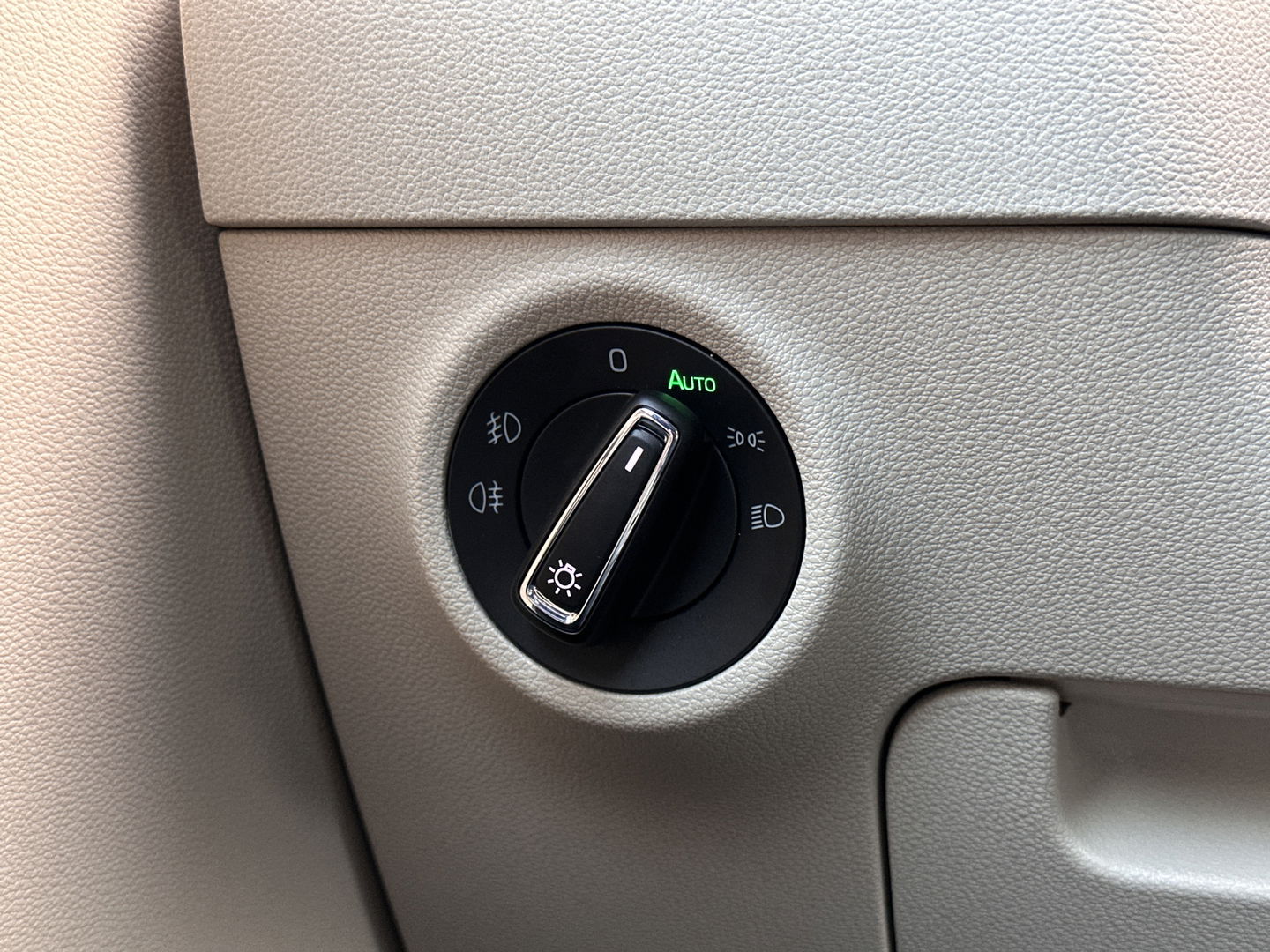 Škoda Karoq 1.5 TSI ACT Style | Stuurwielverwarming | Stoelverwarming | Elektrische Trekhaak | Adaptieve Cruise Control | Achterbank Verwarming | Apple Carplay | Android Auto | Navigatie | DAB |