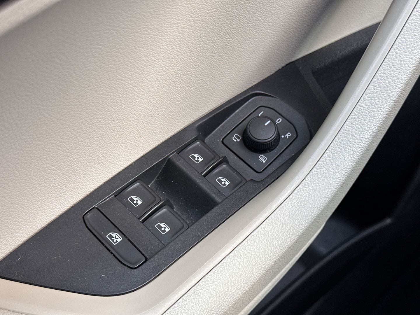 Škoda Karoq 1.5 TSI ACT Style | Stuurwielverwarming | Stoelverwarming | Elektrische Trekhaak | Adaptieve Cruise Control | Achterbank Verwarming | Apple Carplay | Android Auto | Navigatie | DAB |