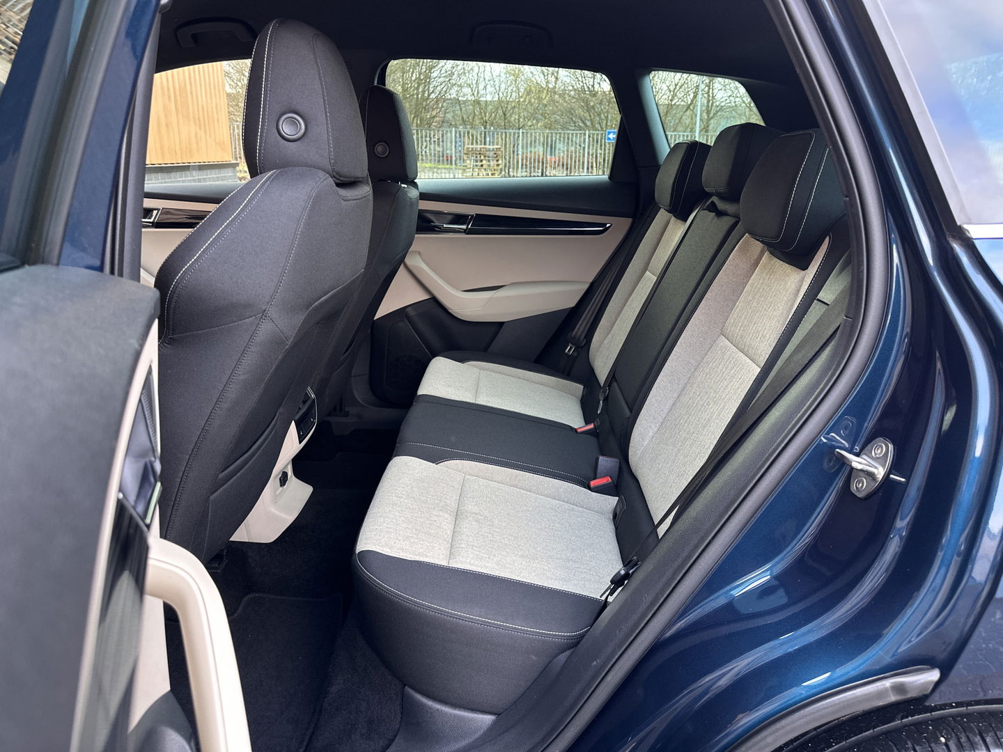 Škoda Karoq 1.5 TSI ACT Style | Stuurwielverwarming | Stoelverwarming | Elektrische Trekhaak | Adaptieve Cruise Control | Achterbank Verwarming | Apple Carplay | Android Auto | Navigatie | DAB |