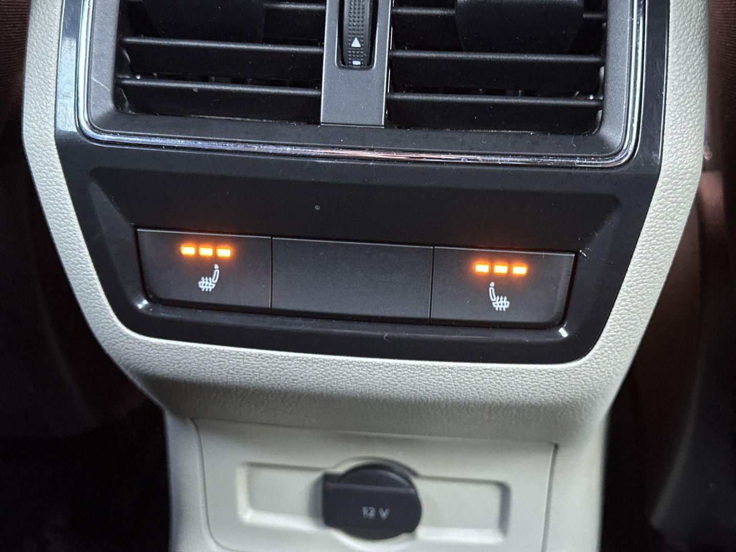 Škoda Karoq 1.5 TSI ACT Style | Stuurwielverwarming | Stoelverwarming | Elektrische Trekhaak | Adaptieve Cruise Control | Achterbank Verwarming | Apple Carplay | Android Auto | Navigatie | DAB |