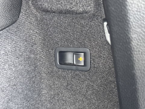 Škoda Karoq 1.5 TSI ACT Style | Stuurwielverwarming | Stoelverwarming | Elektrische Trekhaak | Adaptieve Cruise Control | Achterbank Verwarming | Apple Carplay | Android Auto | Navigatie | DAB |