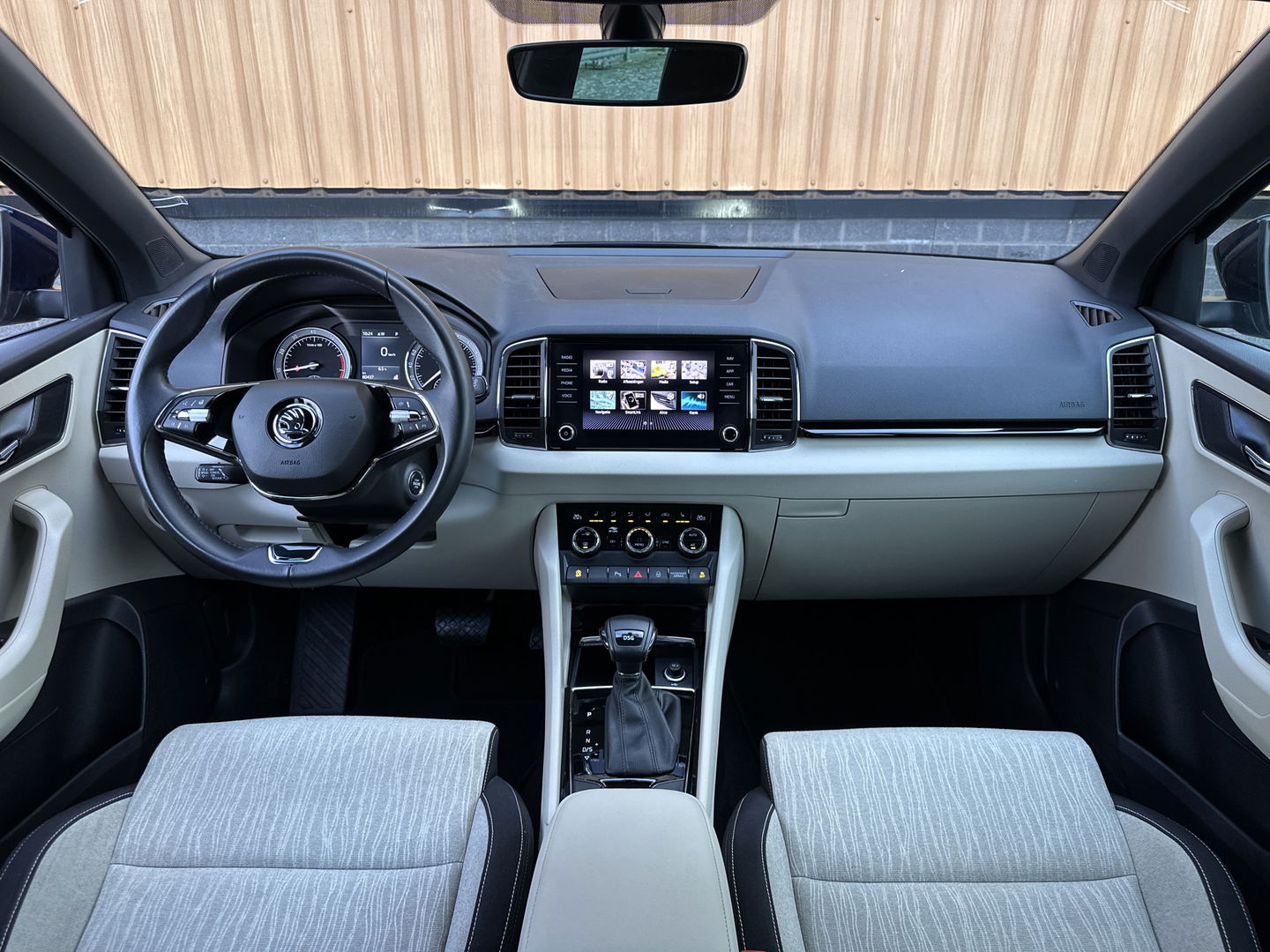 Škoda Karoq 1.5 TSI ACT Style | Stuurwielverwarming | Stoelverwarming | Elektrische Trekhaak | Adaptieve Cruise Control | Achterbank Verwarming | Apple Carplay | Android Auto | Navigatie | DAB |