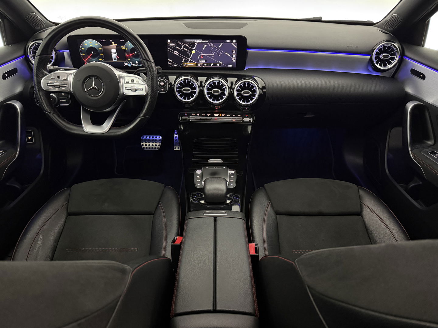 Mercedes-Benz A-Klasse 180 AMG | Pano | Sfeerverl. | Virtual | Camera | Carplay | LED | NAP