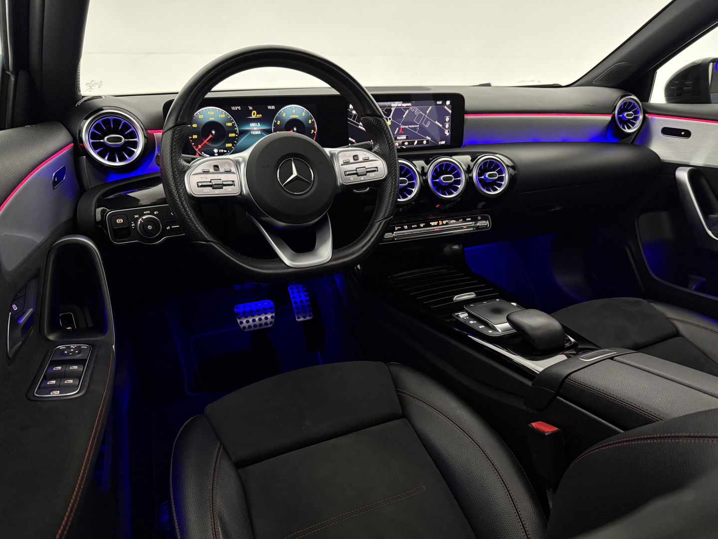 Mercedes-Benz A-Klasse 180 AMG | Pano | Sfeerverl. | Virtual | Camera | Carplay | LED | NAP