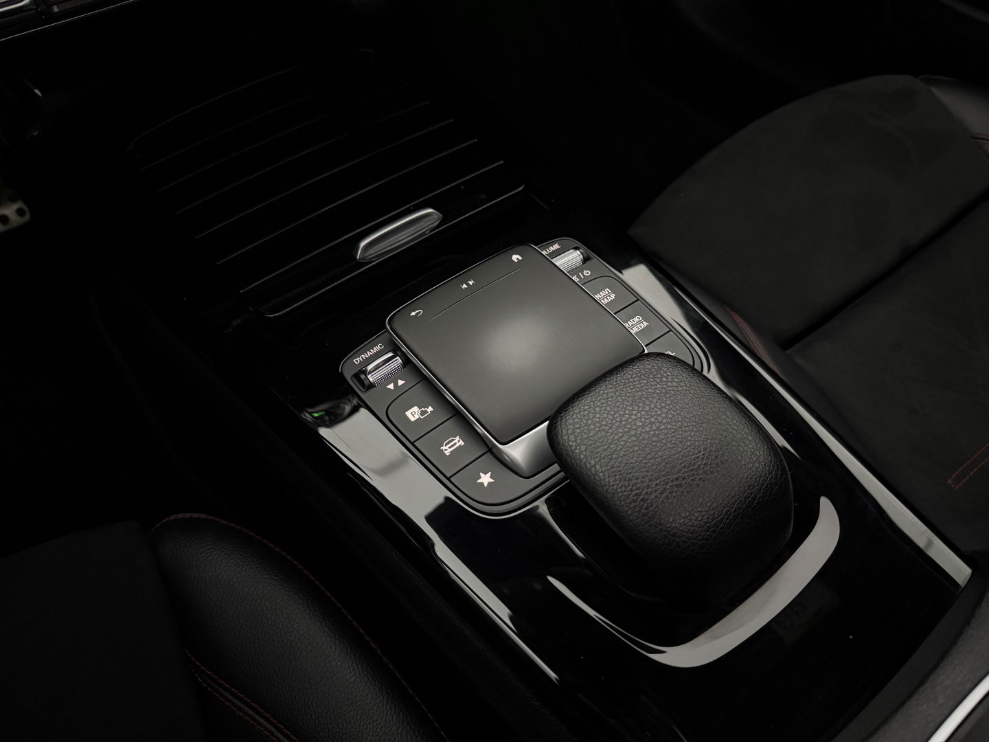 Mercedes-Benz A-Klasse 180 AMG | Pano | Sfeerverl. | Virtual | Camera | Carplay | LED | NAP