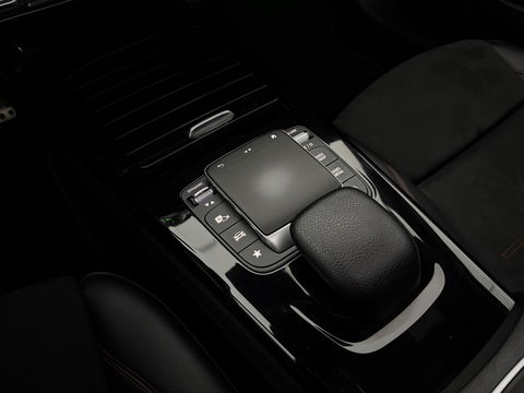 Mercedes-Benz A-Klasse 180 AMG | Pano | Sfeerverl. | Virtual | Camera | Carplay | LED | NAP