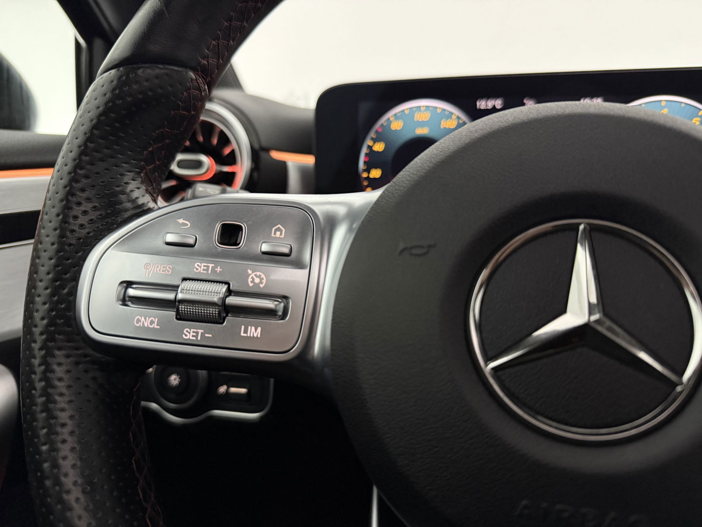 Mercedes-Benz A-Klasse 180 AMG | Pano | Sfeerverl. | Virtual | Camera | Carplay | LED | NAP
