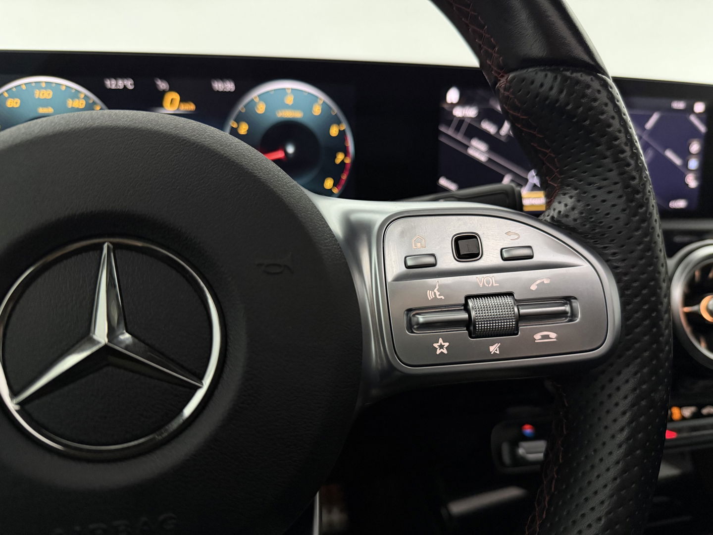 Mercedes-Benz A-Klasse 180 AMG | Pano | Sfeerverl. | Virtual | Camera | Carplay | LED | NAP