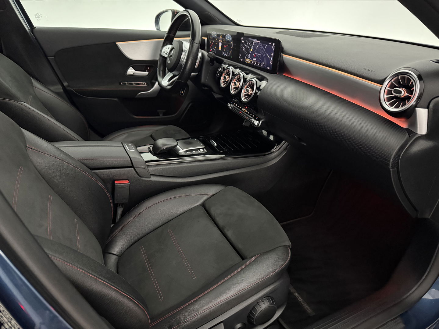 Mercedes-Benz A-Klasse 180 AMG | Pano | Sfeerverl. | Virtual | Camera | Carplay | LED | NAP