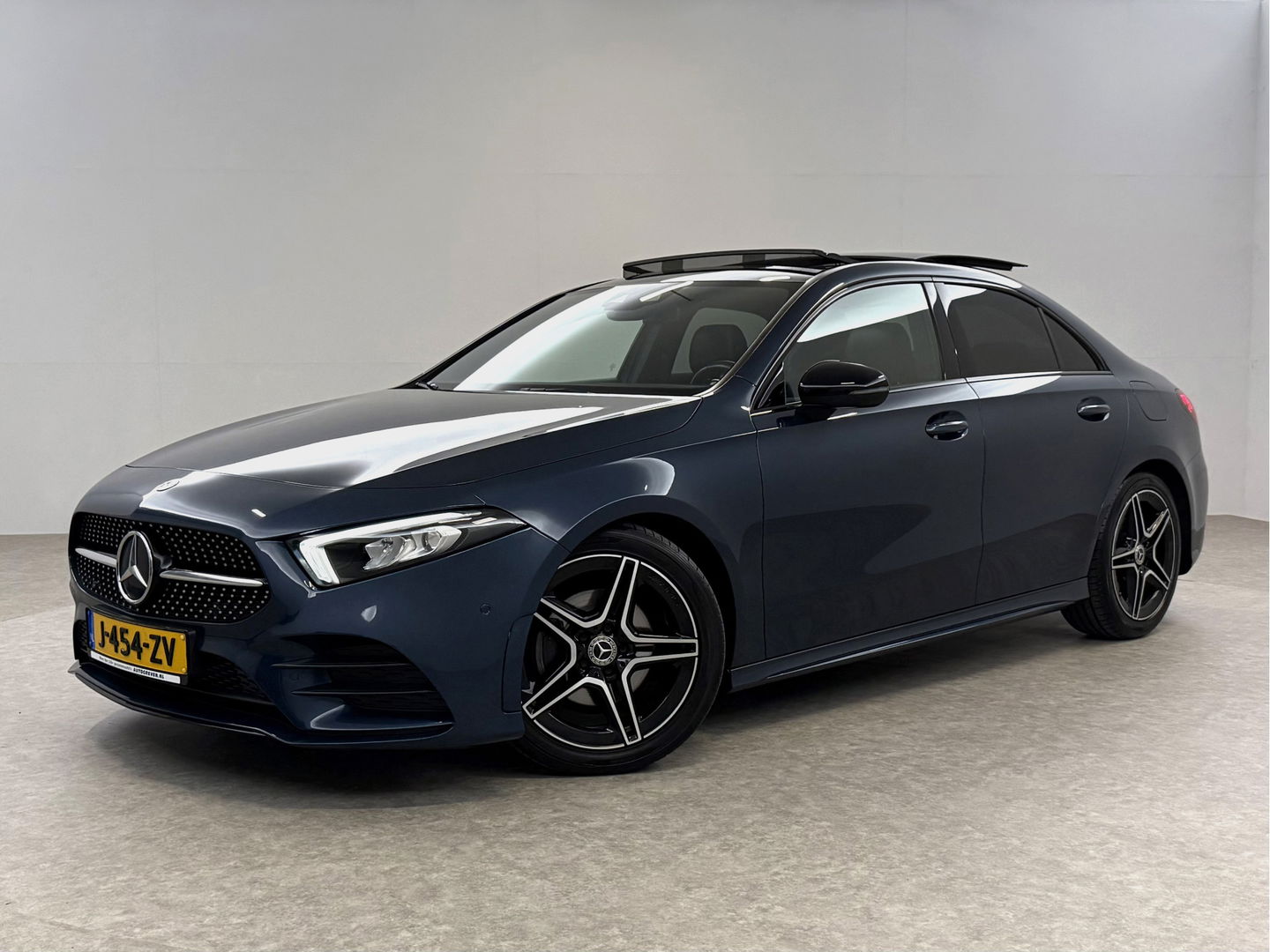 Mercedes-Benz A-Klasse 180 AMG | Pano | Sfeerverl. | Virtual | Camera | Carplay | LED | NAP