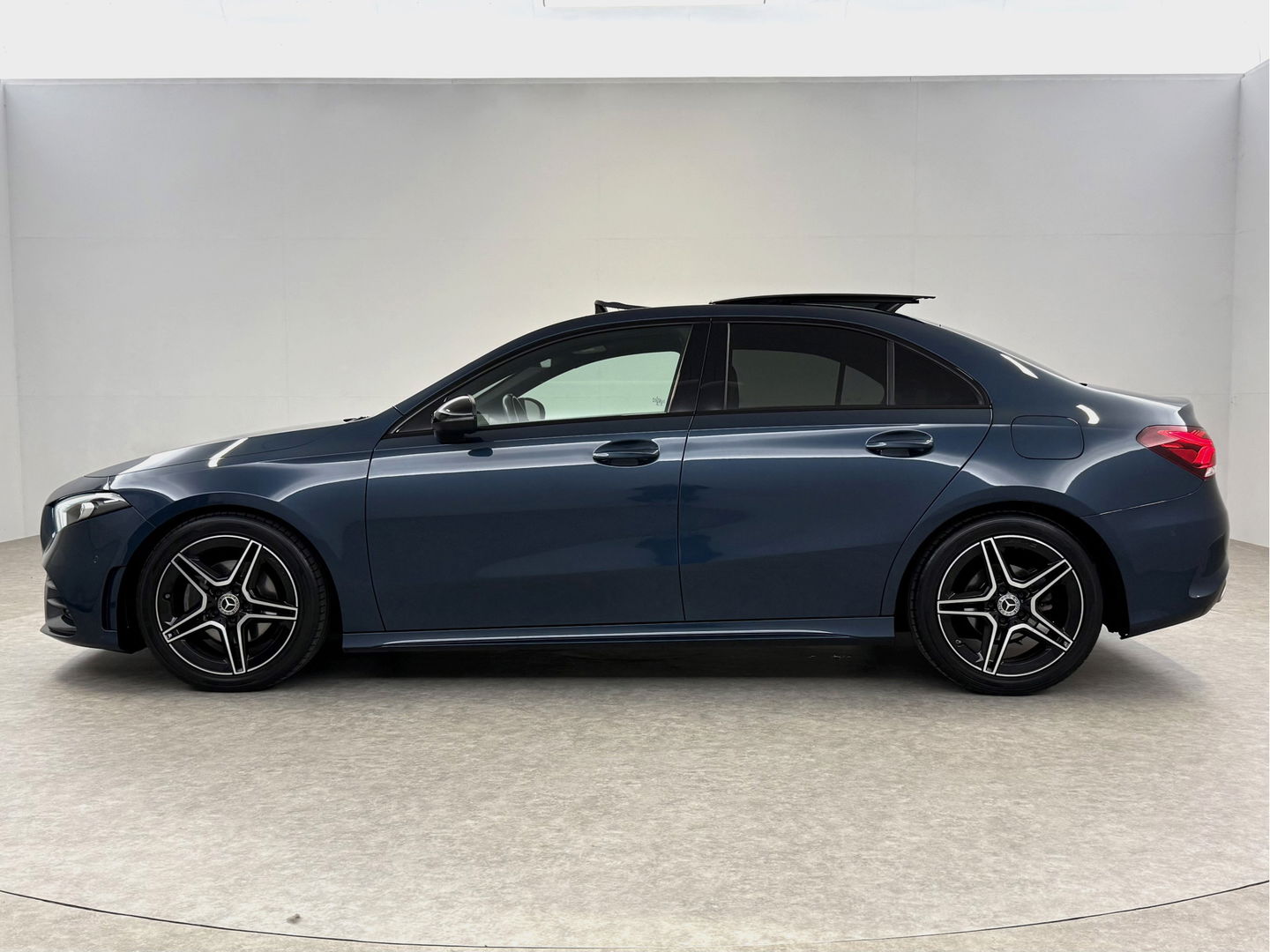Mercedes-Benz A-Klasse 180 AMG | Pano | Sfeerverl. | Virtual | Camera | Carplay | LED | NAP