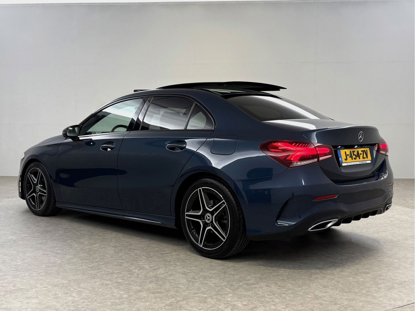 Mercedes-Benz A-Klasse 180 AMG | Pano | Sfeerverl. | Virtual | Camera | Carplay | LED | NAP