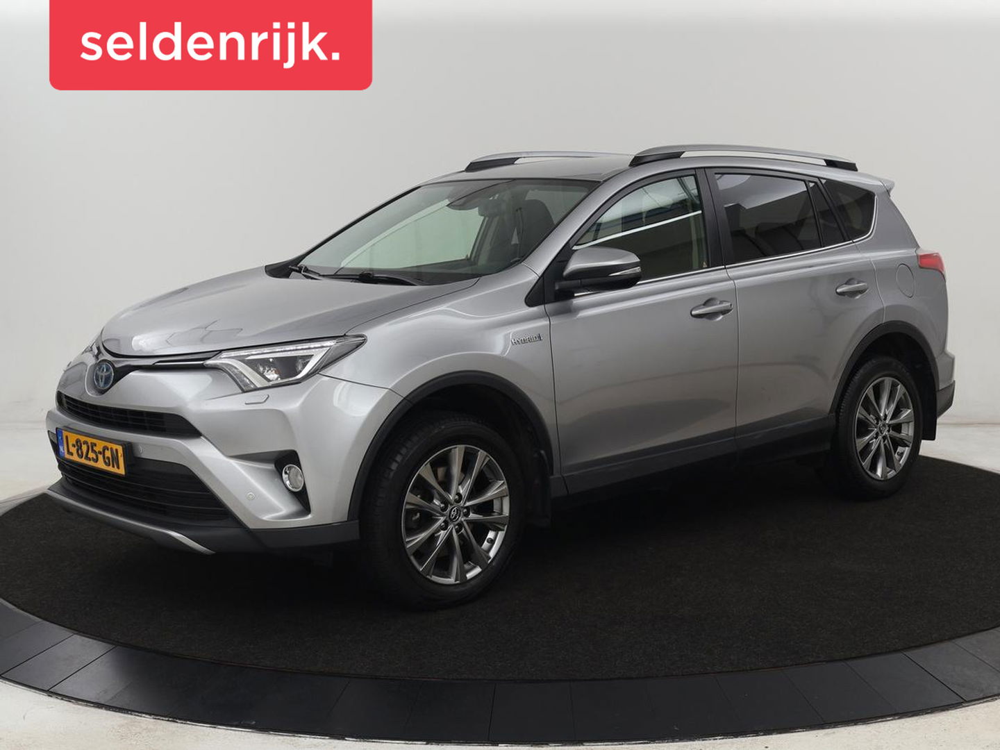 Toyota RAV4 2.5 Hybrid AWD Dynamic | Stoel & stuurverwarming | Adaptive cruise | Trekhaak | Camera | Navigatie | Climate control | Bluetooth
