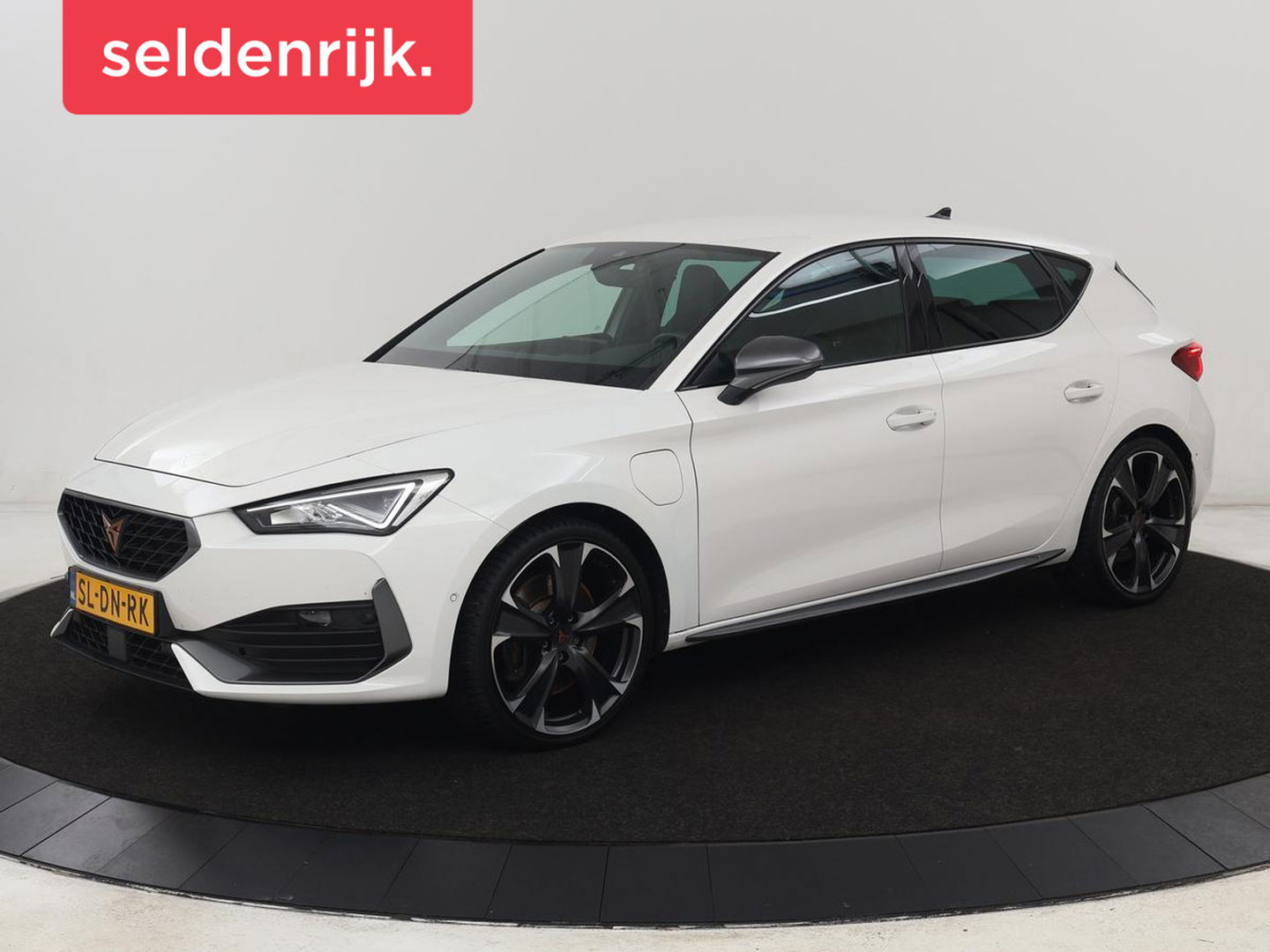 CUPRA Leon 1.4 eHybrid VZ | 245pk | Stoelverwarming | Carplay | Camera | Sfeerverlichting | Navigatie | Adaptive cruise | Keyless | Sportstoelen | 19'' | Full LED | Stuurverwarming | PHEV | Plug In