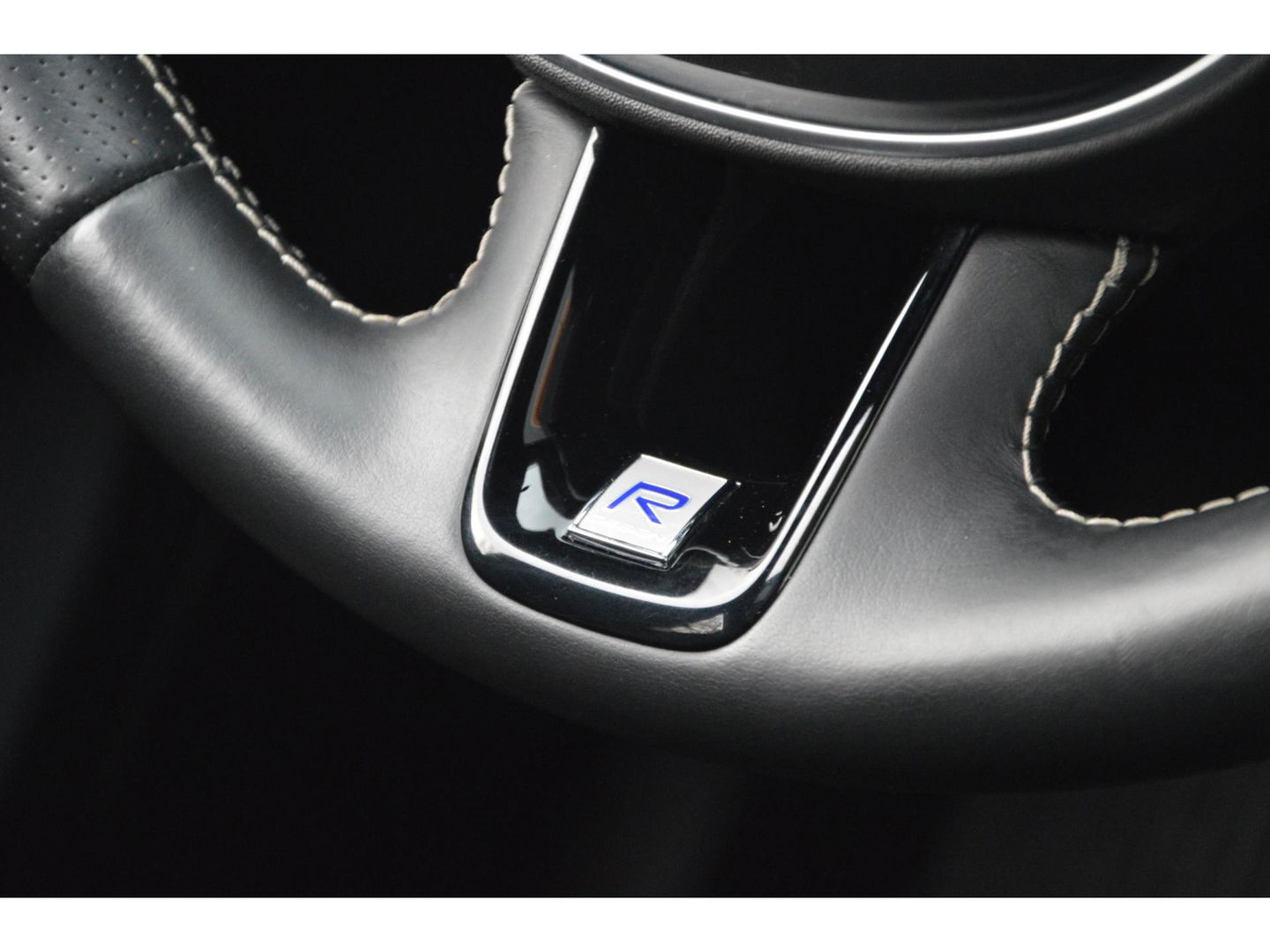 Volvo XC60 T4 R-Design | Panoramadak | Elektrische stoel | Trekhaak 2300KG | Cruise Control |