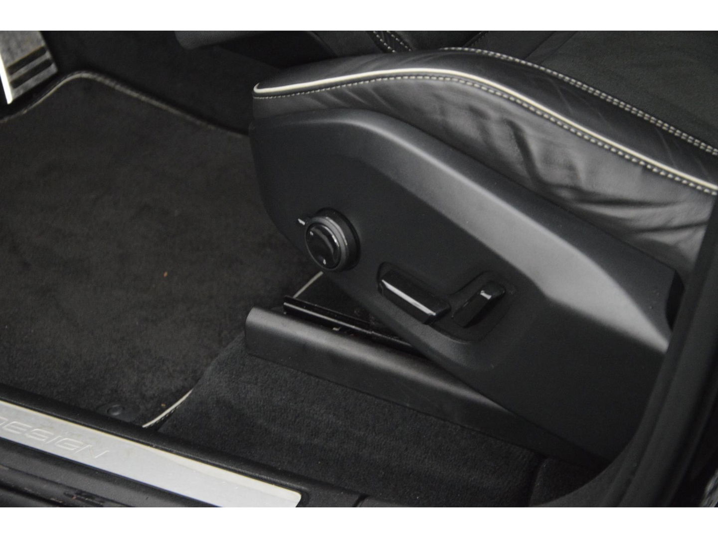 Volvo XC60 T4 R-Design | Panoramadak | Elektrische stoel | Trekhaak 2300KG | Cruise Control |