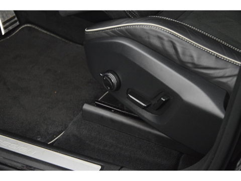 Volvo XC60 T4 R-Design | Panoramadak | Elektrische stoel | Trekhaak 2300KG | Cruise Control |