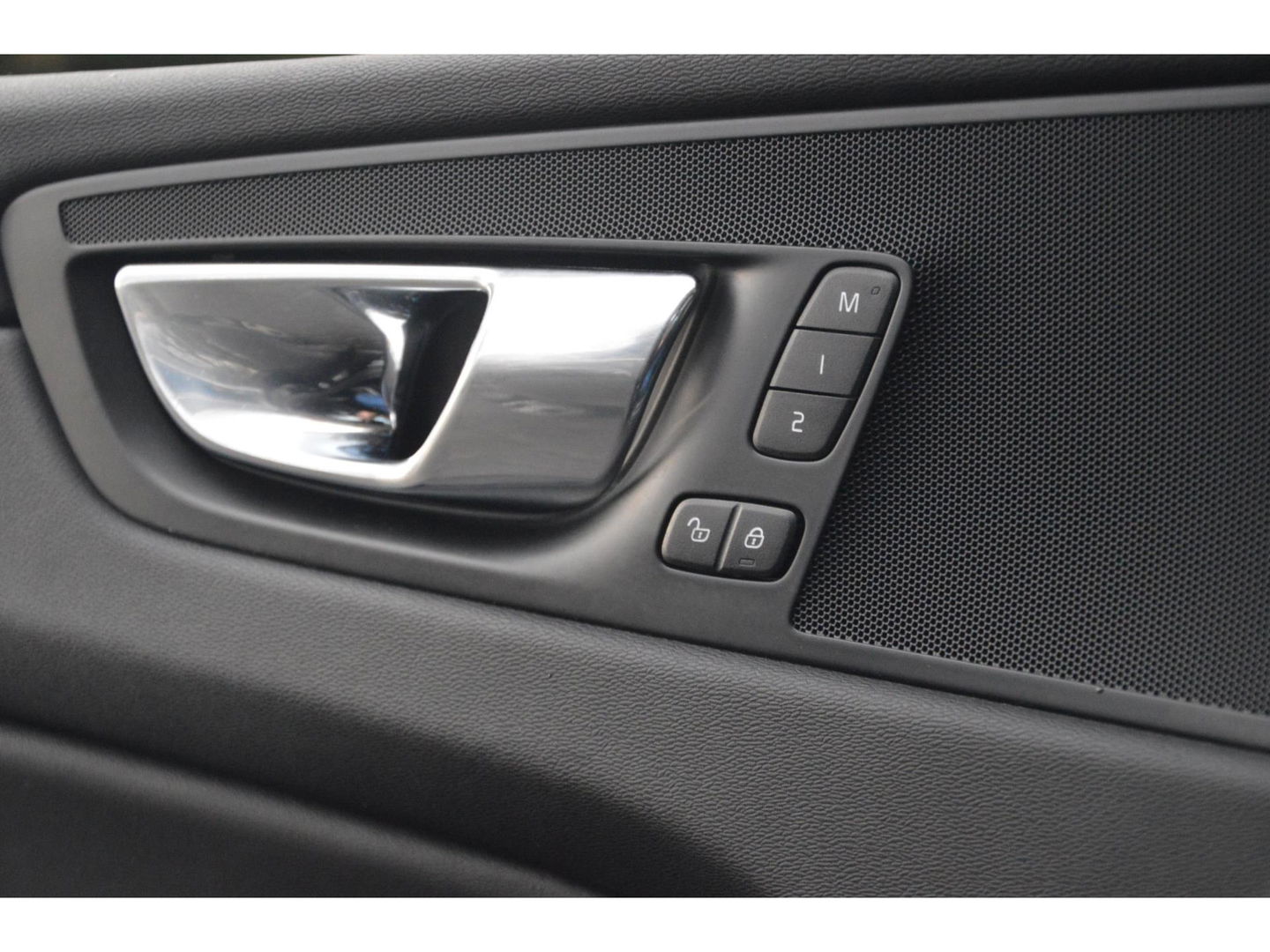 Volvo XC60 T4 R-Design | Panoramadak | Elektrische stoel | Trekhaak 2300KG | Cruise Control |