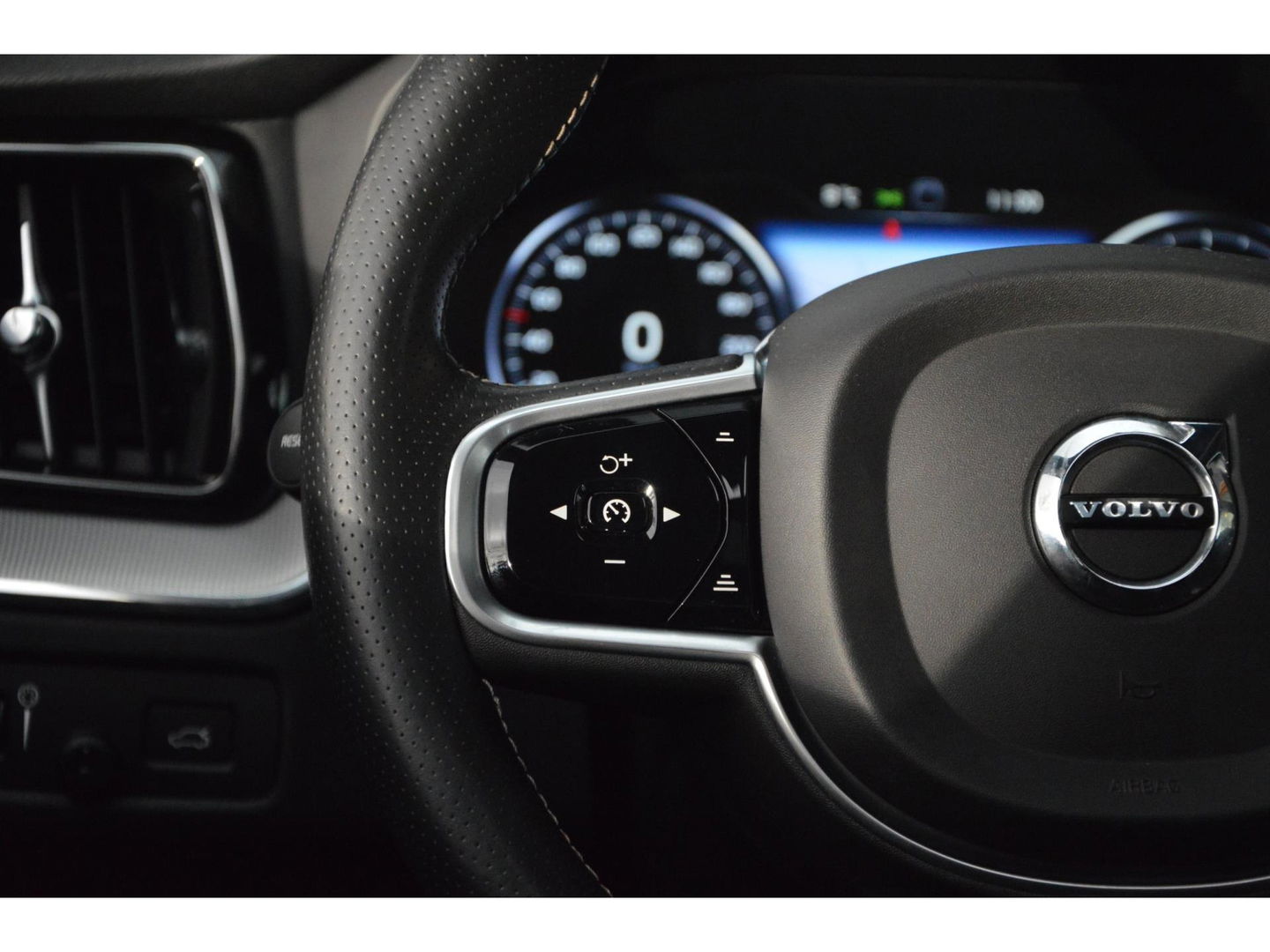 Volvo XC60 T4 R-Design | Panoramadak | Elektrische stoel | Trekhaak 2300KG | Cruise Control |