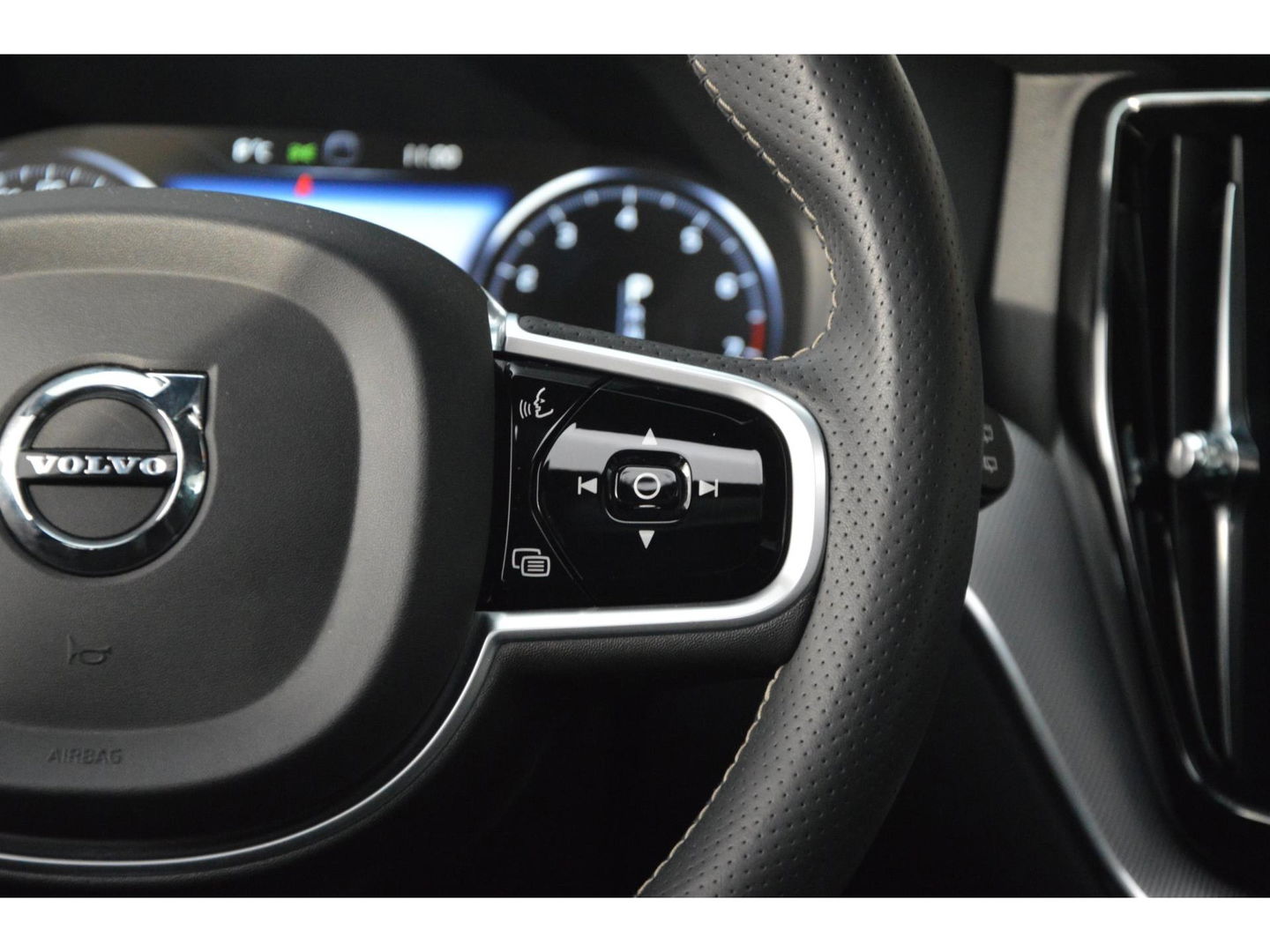 Volvo XC60 T4 R-Design | Panoramadak | Elektrische stoel | Trekhaak 2300KG | Cruise Control |