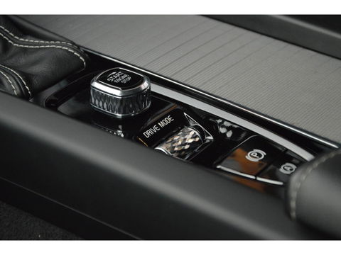 Volvo XC60 T4 R-Design | Panoramadak | Elektrische stoel | Trekhaak 2300KG | Cruise Control |