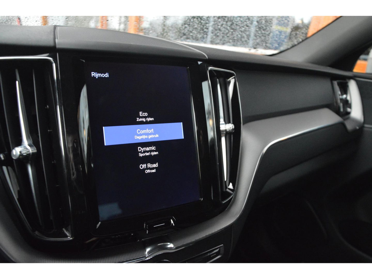 Volvo XC60 T4 R-Design | Panoramadak | Elektrische stoel | Trekhaak 2300KG | Cruise Control |