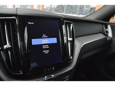 Volvo XC60 T4 R-Design | Panoramadak | Elektrische stoel | Trekhaak 2300KG | Cruise Control |