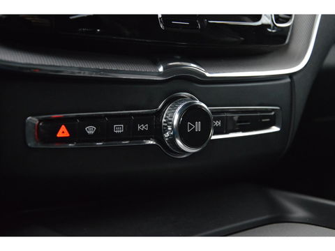 Volvo XC60 T4 R-Design | Panoramadak | Elektrische stoel | Trekhaak 2300KG | Cruise Control |