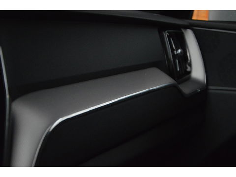 Volvo XC60 T4 R-Design | Panoramadak | Elektrische stoel | Trekhaak 2300KG | Cruise Control |