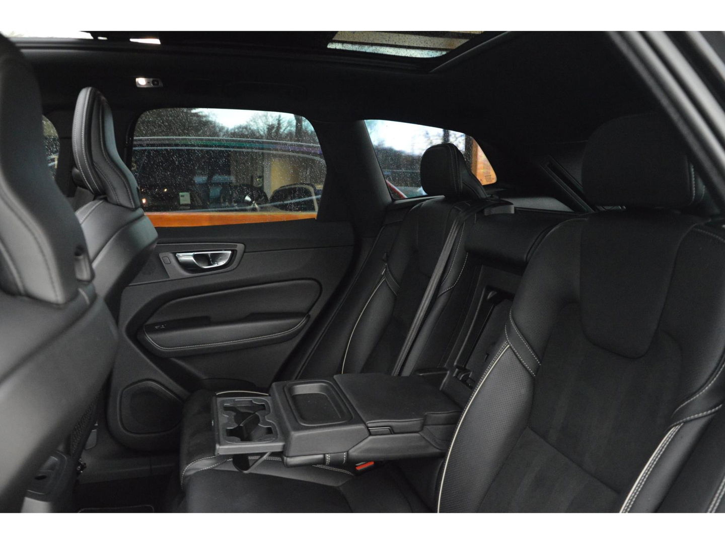 Volvo XC60 T4 R-Design | Panoramadak | Elektrische stoel | Trekhaak 2300KG | Cruise Control |