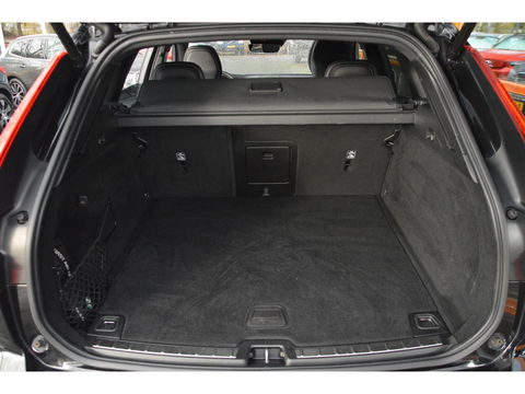 Volvo XC60 T4 R-Design | Panoramadak | Elektrische stoel | Trekhaak 2300KG | Cruise Control |