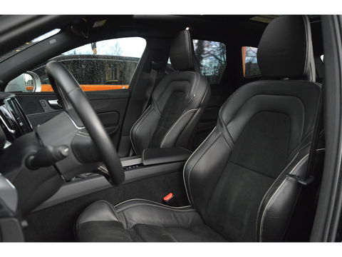 Volvo XC60 T4 R-Design | Panoramadak | Elektrische stoel | Trekhaak 2300KG | Cruise Control |