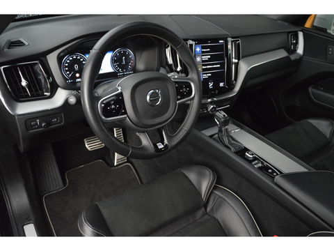 Volvo XC60 T4 R-Design | Panoramadak | Elektrische stoel | Trekhaak 2300KG | Cruise Control |