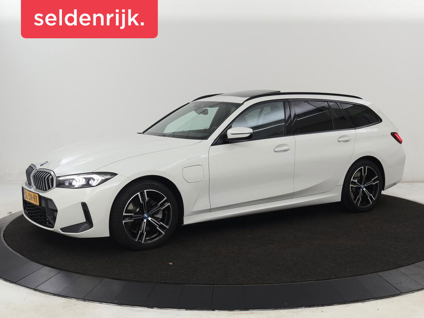 BMW 3-serie 320e M Sport | Panoramadak | Trekhaak | Stoelverwarming | Carplay | Sportstoelen | Leder/Alcantara | Navigatie | Widescreen Display | Sfeerverlichting | Parkeerhulp | PHEV | Plug In