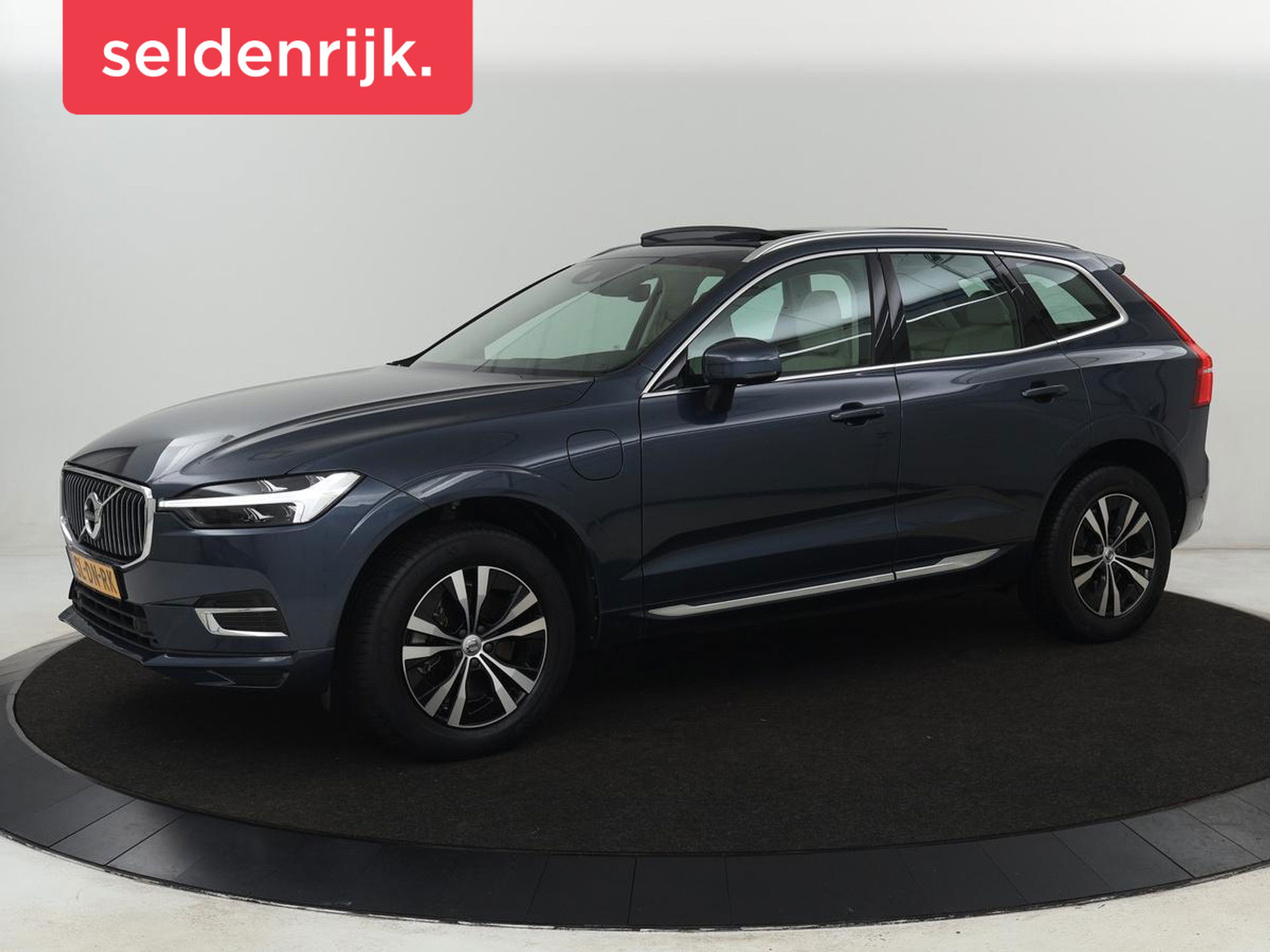 Volvo XC60 2.0 Recharge T6 AWD Business Pro | Panoramadak | Leder | Camera | Carplay | Navigatie | Full LED | Cruise control | Parkeerverwarming | PHEV | Plug In