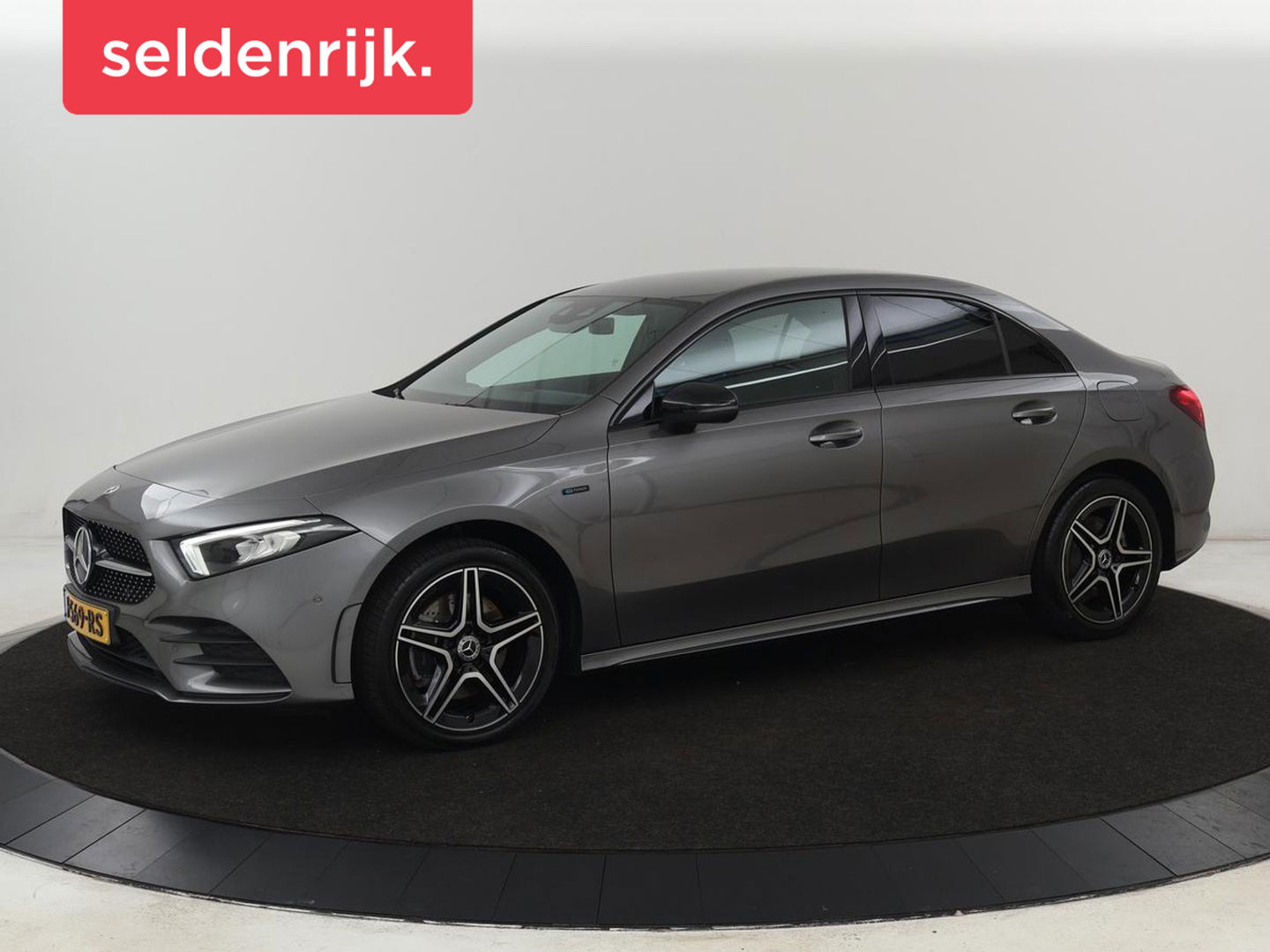 Mercedes-Benz A-Klasse 250e AMG Limited | Carplay | Stoelverwarming | Leder/Alcantara | Widescreen | Sfeerverlichting | Navigatie | Camera | Full LED | Park Assist | PHEV | Plug In
