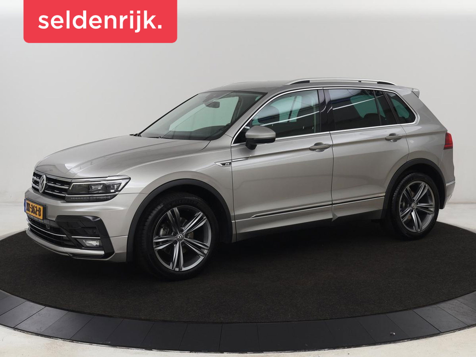 Volkswagen Tiguan 1.4 TSI R Line | Stoelverwarming | Trekhaak | Carplay | Navigatie | Virtual Cockpit | Adaptive cruise | 19'' | Parkeerhulp | Bluetooth | Adaptief LED