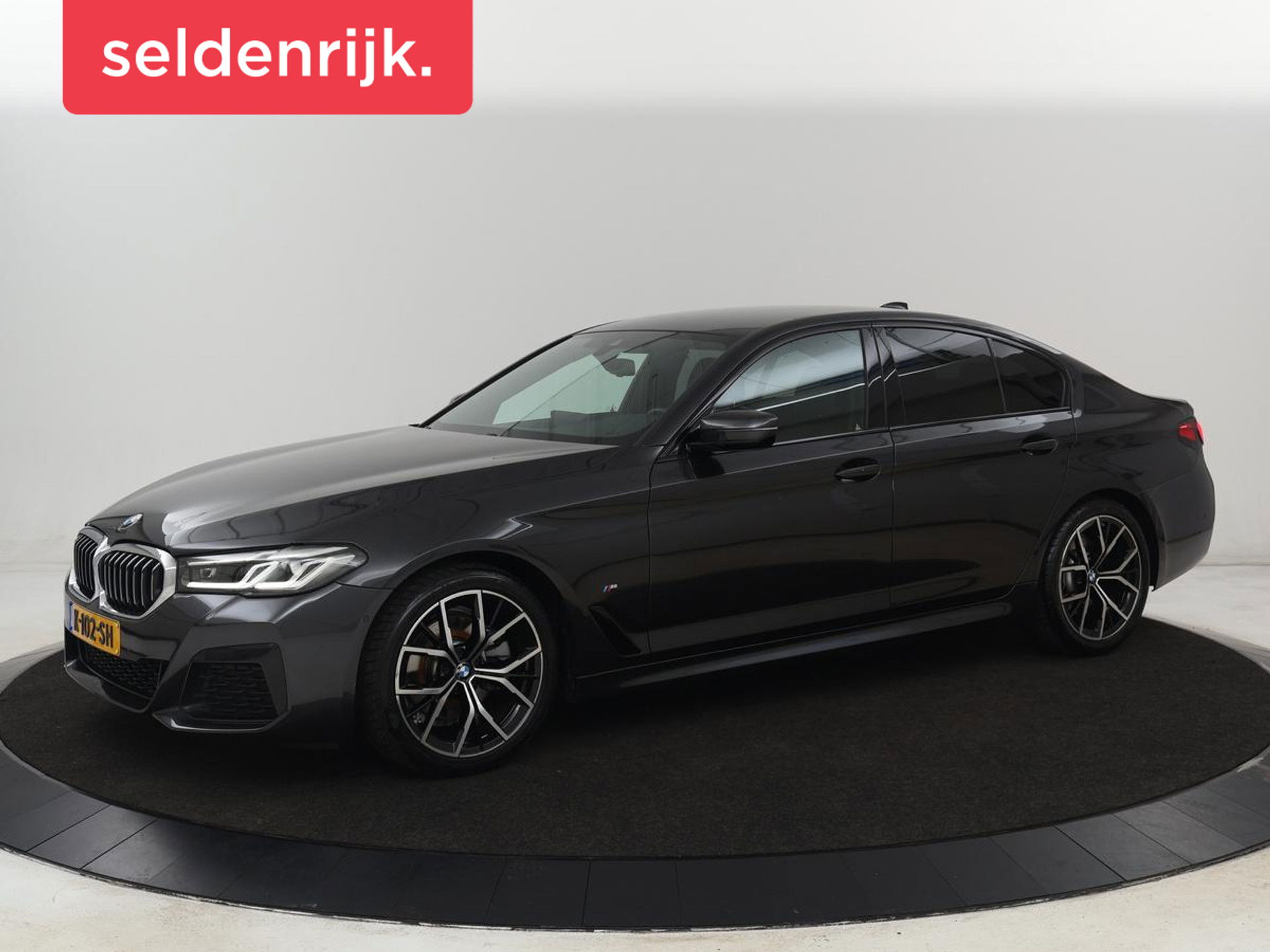 BMW 5 Serie 520i M Sport | Leder | Stoelverwarming | Carplay | 19'' | Sportstoelen | Live Cockpit | Navigatie | Parkeerhulp | Adaptief LED | Memory | Keyless start