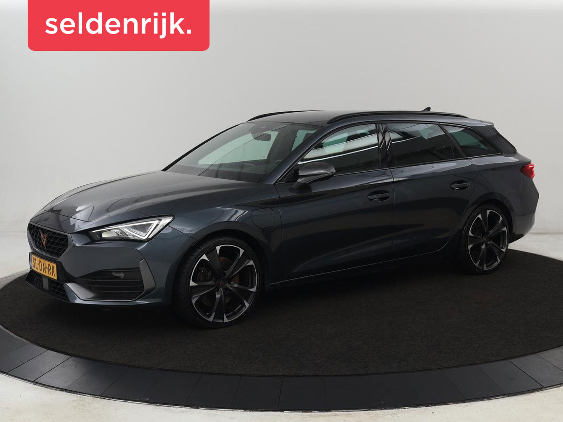 CUPRA Leon 1.4 eHybrid VZ | 245pk | Leder | Stoelverwarming | Memory | Carplay | Navigatie | Sfeerverlichting | Parkeerhulp | Sportstoelen | Keyless | Climate control | Cruise control | PHEV | Plug In