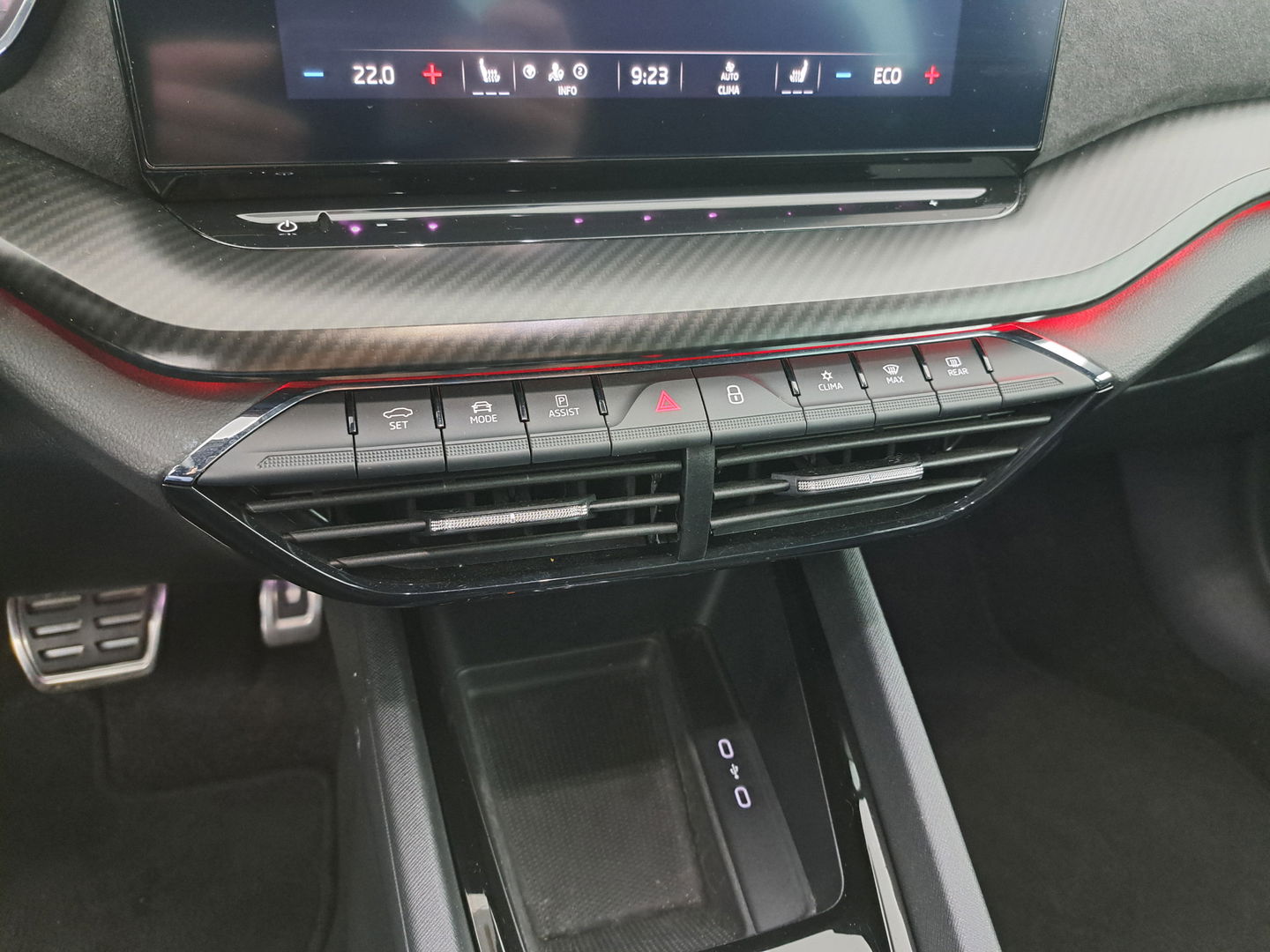 Škoda Octavia 1.4 TSI RS IV ( Plug-In ) Business (INCL-BTW) Aut. *MICROFIBRE | DIGI-COCKPIT | HEATED-SPORTSEATS | CRUISE | AMBIENT-LIGHT | NAVI-FULLMAP | DAB | CARPLAY | SHIFTPADDLES | LANE-ASSIST | FULL-LED | 18 "ALU*