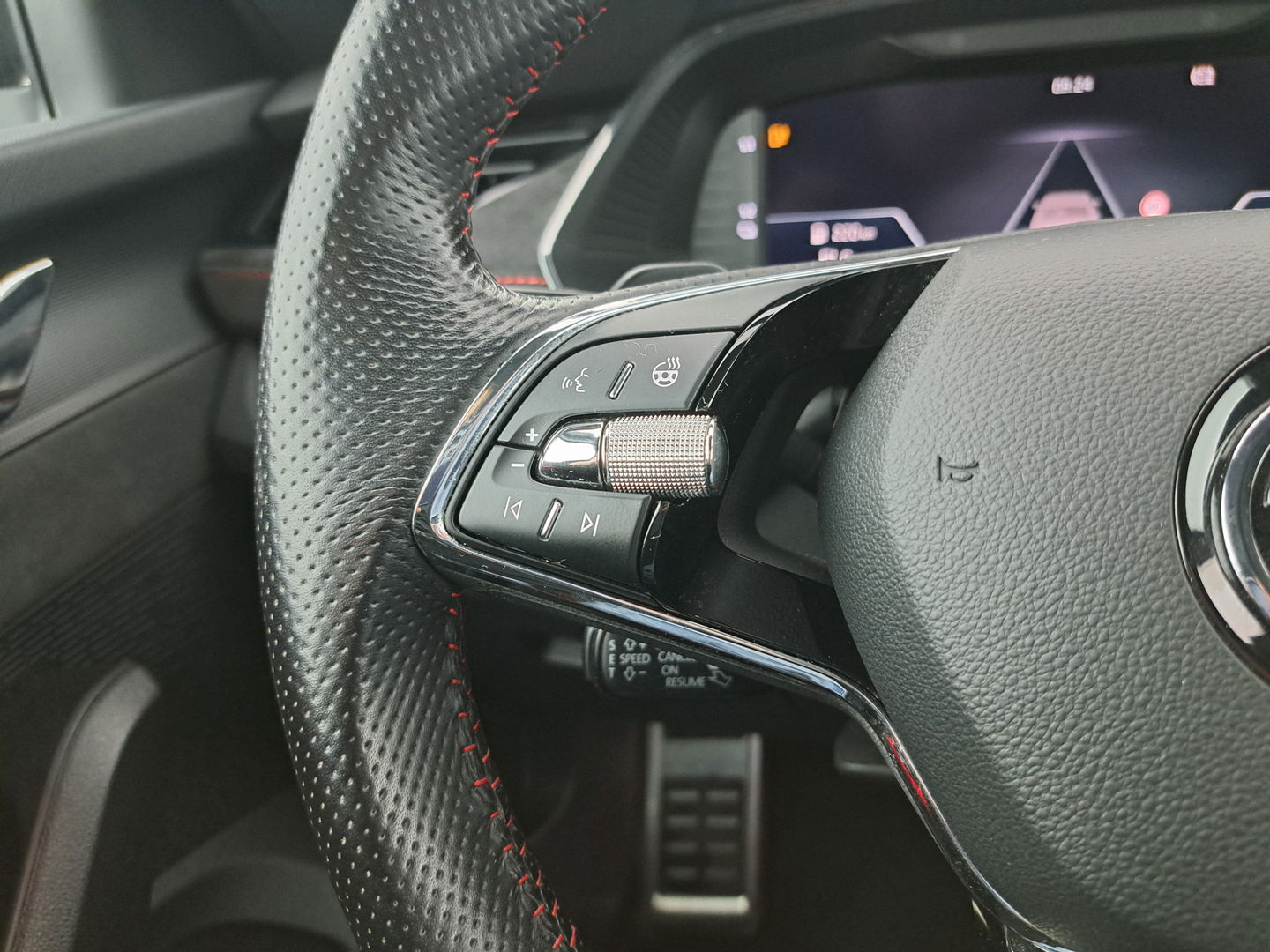 Škoda Octavia 1.4 TSI RS IV ( Plug-In ) Business (INCL-BTW) Aut. *MICROFIBRE | DIGI-COCKPIT | HEATED-SPORTSEATS | CRUISE | AMBIENT-LIGHT | NAVI-FULLMAP | DAB | CARPLAY | SHIFTPADDLES | LANE-ASSIST | FULL-LED | 18 "ALU*