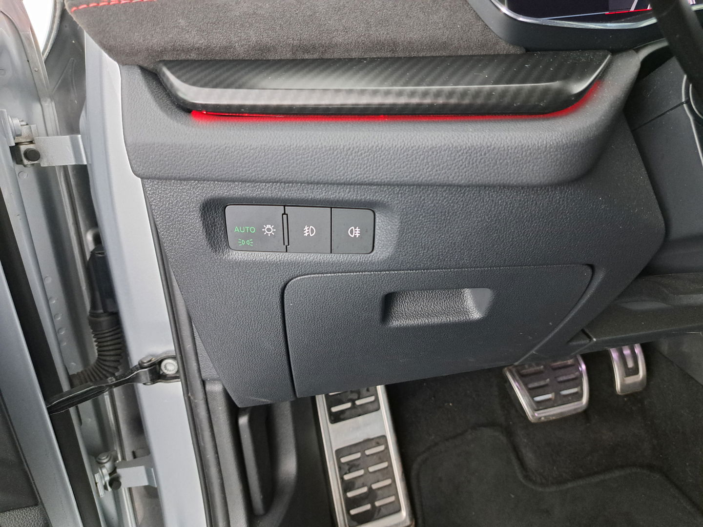 Škoda Octavia 1.4 TSI RS IV ( Plug-In ) Business (INCL-BTW) Aut. *MICROFIBRE | DIGI-COCKPIT | HEATED-SPORTSEATS | CRUISE | AMBIENT-LIGHT | NAVI-FULLMAP | DAB | CARPLAY | SHIFTPADDLES | LANE-ASSIST | FULL-LED | 18 "ALU*