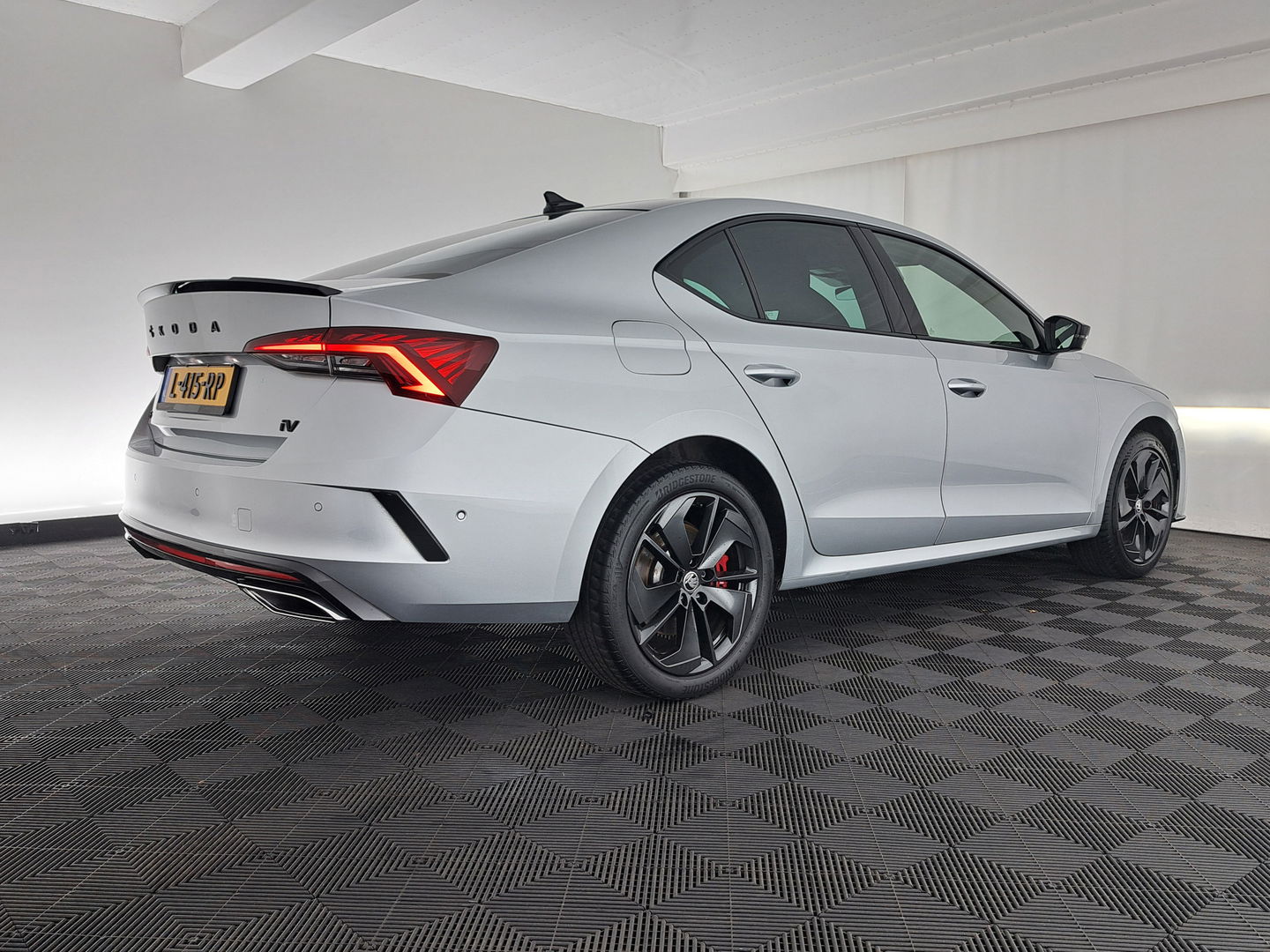 Škoda Octavia 1.4 TSI RS IV ( Plug-In ) Business (INCL-BTW) Aut. *MICROFIBRE | DIGI-COCKPIT | HEATED-SPORTSEATS | CRUISE | AMBIENT-LIGHT | NAVI-FULLMAP | DAB | CARPLAY | SHIFTPADDLES | LANE-ASSIST | FULL-LED | 18 "ALU*