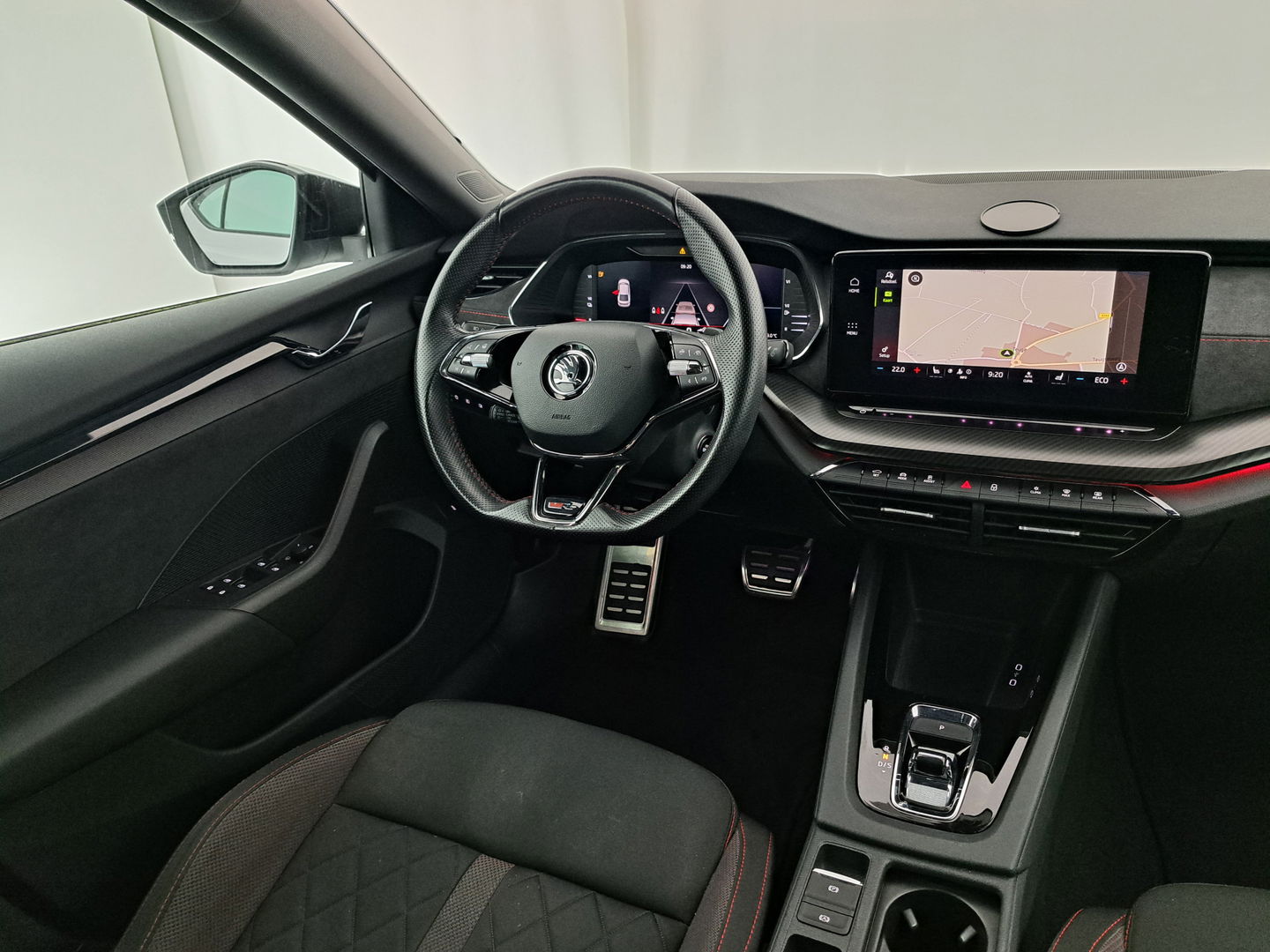 Škoda Octavia 1.4 TSI RS IV PHEV BUSINESS (INCL-BTW) Aut. *MICROFIBRE | DIGI-COCKPIT | HEATED-SPORTSEATS | CRUISE | AMBIENT-LIGHT | NAVI-FULLMAP | DAB | CARPLAY | SHIFTPADDLES | LANE-ASSIST | FULL-LED | 18 "ALU*