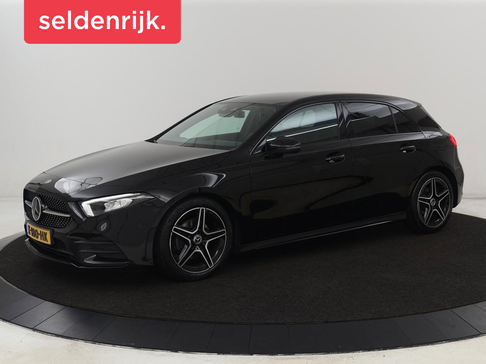 Mercedes-Benz A-Klasse 180 AMG | Adaptive cruise | Trekhaak | Stoelverwarming | Camera | Leder/Alcantara | Sfeerverlichting | Navigatie | Park Assist | Full LED | Climate control | Bluetooth