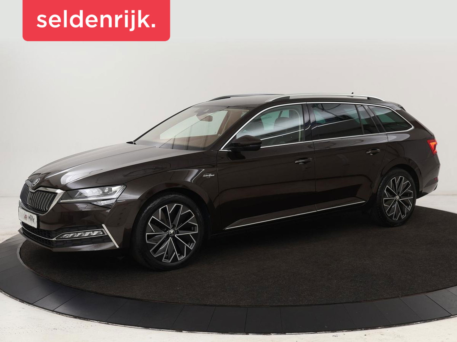 Škoda Superb 1.4 TSI iV Laurin & Klement | Leder | Trekhaak | Adaptive cruise | Stoelverwarming | Canton Sound | Navigatie | Memory | Full LED | Keyless | Carplay | PHEV